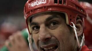 epa01157883 Detroit Red Wings Chris Chelios on the bench against the San Jose Sharks  during the first period at Joe Louis Arena in Detroit, Michigan, USA on 26 October 2007.  EPA/JEFF KOWALSKY