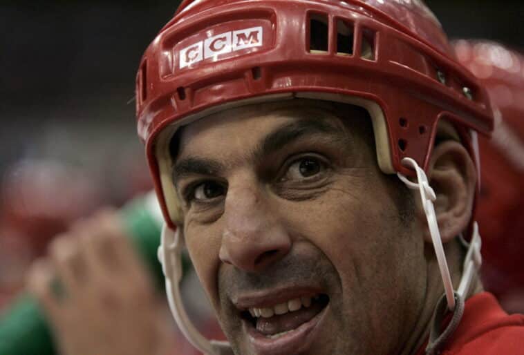 epa01157883 Detroit Red Wings Chris Chelios on the bench against the San Jose Sharks  during the first period at Joe Louis Arena in Detroit, Michigan, USA on 26 October 2007.  EPA/JEFF KOWALSKY