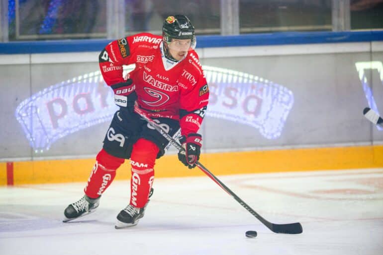 xxkeikkaxx - 20251011, Jyväskylä Liiga JYP vs TPS. Kuvassa JYP Teemu Väyrynen. Vesa Pöppönen / AOP