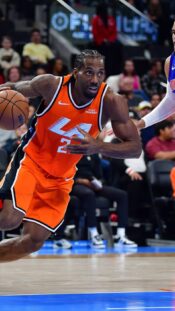 Detroit Pistonsin Tobias Harris puolustaa Los Angeles Clippersin Kawhi Leonardia