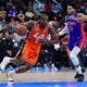 Detroit Pistonsin Tobias Harris puolustaa Los Angeles Clippersin Kawhi Leonardia
