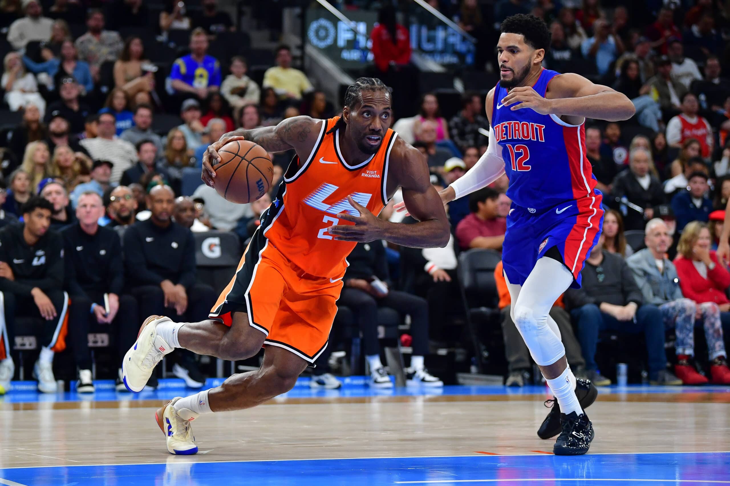 Detroit Pistonsin Tobias Harris puolustaa Los Angeles Clippersin Kawhi Leonardia