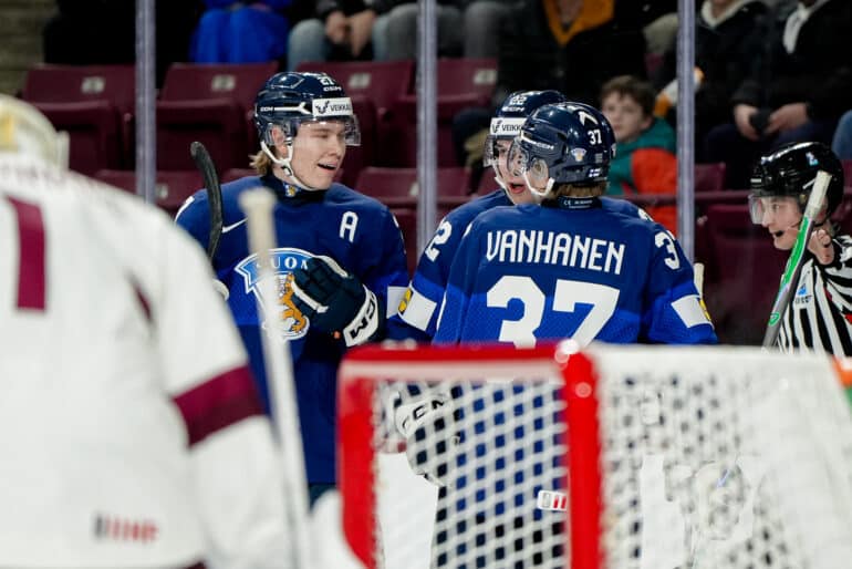 xxkeikkaxx 20251228 Minneapolis. 2026 IIHF World Junior Championship Finland vs Latvia. Kuvassa Matias Vanhanen, Emil Hemming ja Julius Miettinen, Tiia Mahkonen / All Over Press