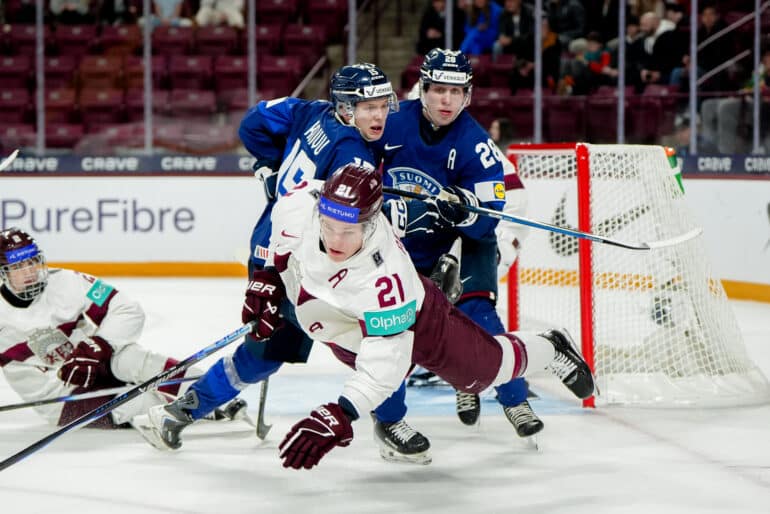 xxkeikkaxx 20251228 Minneapolis. 2026 IIHF World Junior Championship Finland vs Latvia. Kuvassa Aatos Koivu, Heikki Ruohonen ja Krists Retenais, Tiia Mahkonen / All Over Press