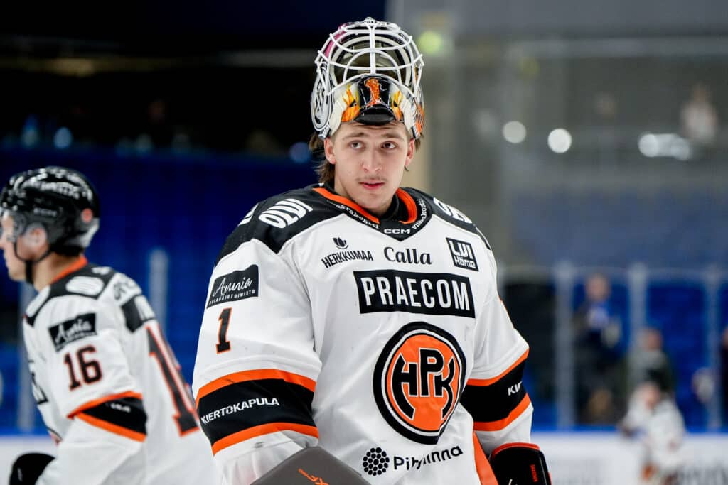 xxkeikkaxx 20251210 Espoo. Liiga ottelu K-Espoo vs HPK. Kuvassa Kim Saarinen, Tiia Mahkonen / All Over Press