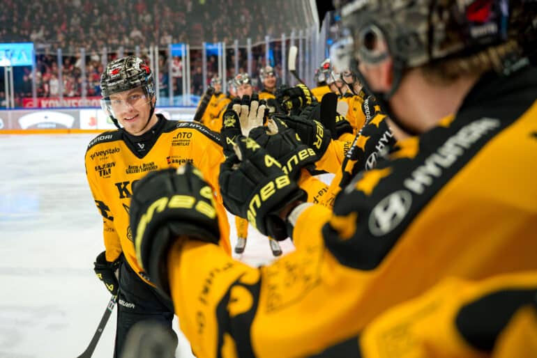 xxkeikkaxx - 20251220, Jyväskylä Liiga JYP vs SaiPa. SaiPa 1-0-maali. Kuvassa SaiPa Patrik Siikanen. Vesa Pöppönen / AOP