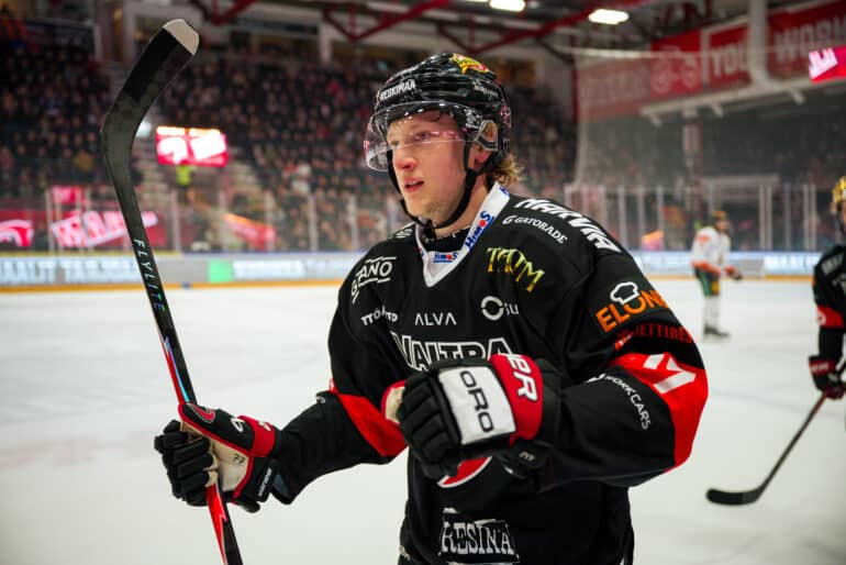 xxkeikkaxx - 20251217, Jyväskylä Liiga JYP vs KooKoo. JYP 1-0-maali. Kuvassa JYP Leevi Tukiainen. Vesa Pöppönen / AOP