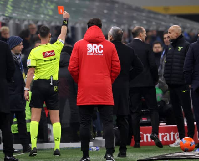 epa12558667 The referee Giuseppe Collu (L) shows a red card to Milan's head coach Massimiliano Allegri (R) during the Italian Serie A soccer match between AC Milan and SS Lazio, in Milan, Italy, 29 November 2025.  EPA/MATTEO BAZZI