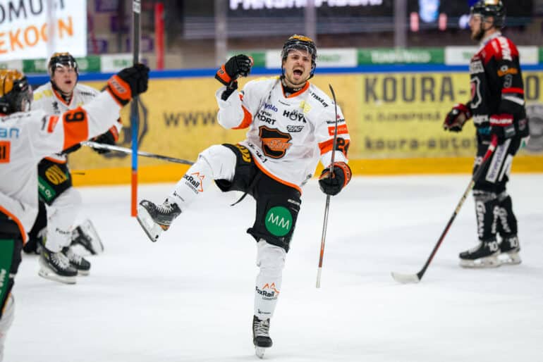 xxkeikkaxx - 20240124, Jyväskylä Liiga JYP vs KooKoo. KooKoo 4-4-maali. Kuvassa KooKoo Eero Teräväinen. Vesa Pöppönen / AOP