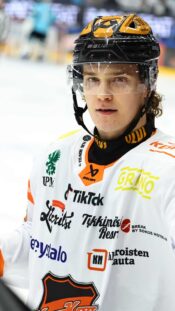 Niko Kapanen KHL:ssä Jokerien paidassa
