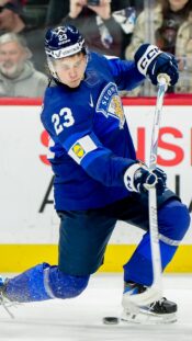 Nov 30, 2025; Dallas, Texas, USA; Ottawa Senators goaltender Linus Ullmark (35) faces the Dallas Stars attack during the second period at the American Airlines Center. Mandatory Credit: Jerome Miron-Imagn Images