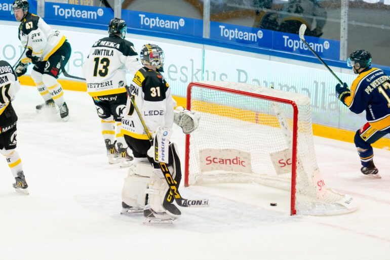 Oulun Kärpät, kiekko maalissa ottelussa Lukkoa vastaan tammikuussa 2026