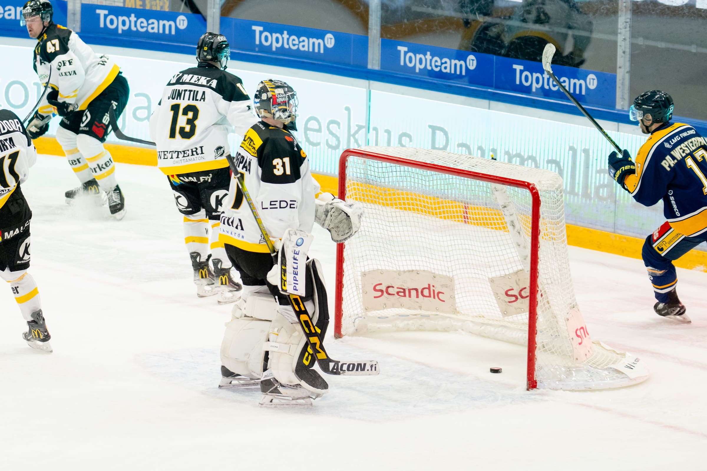 Oulun Kärpät, kiekko maalissa ottelussa Lukkoa vastaan tammikuussa 2026