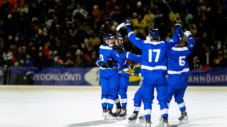 Suomen jääpallomaajoukkue juhlii maalia