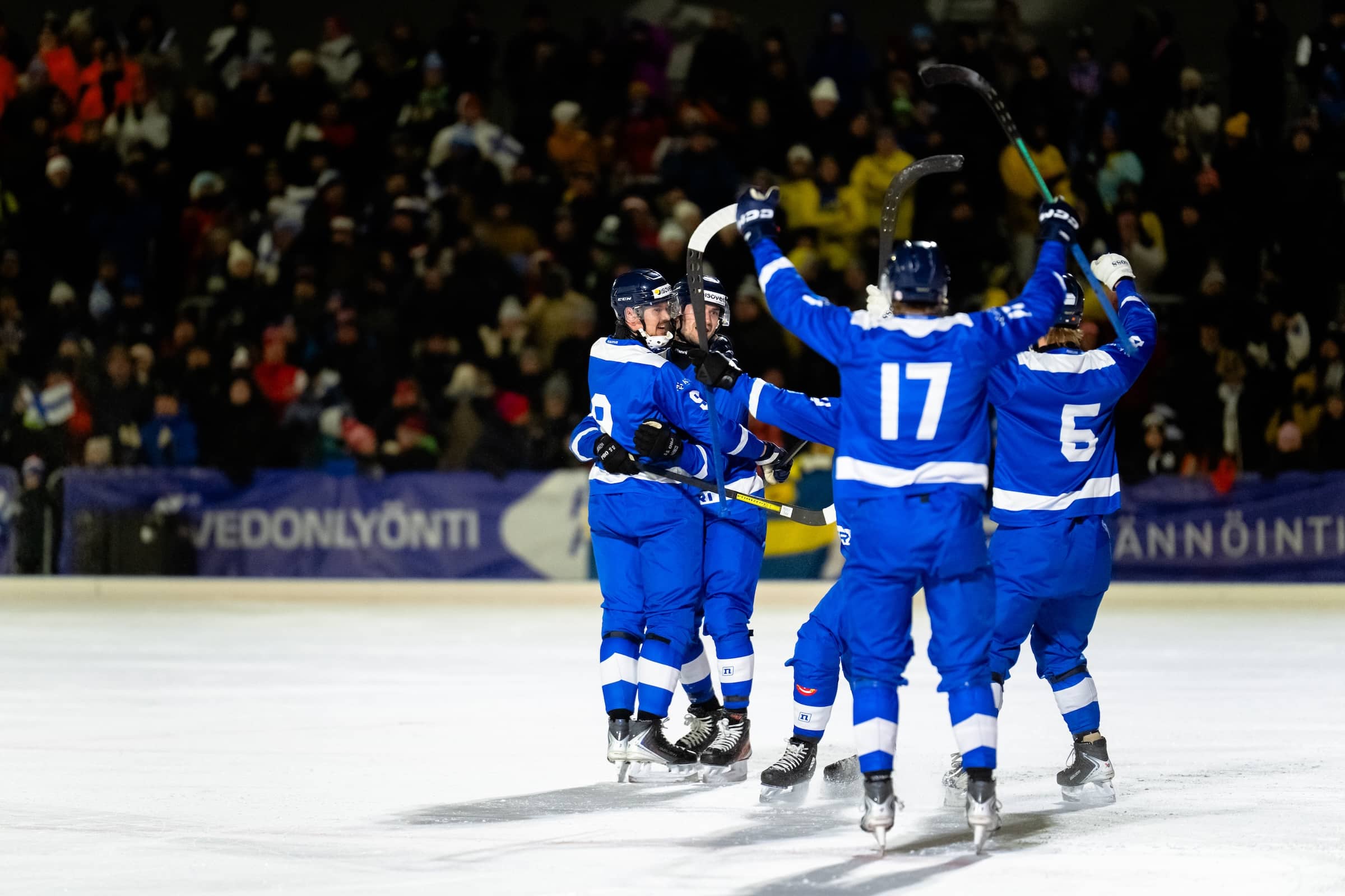 Suomen jääpallomaajoukkue juhlii maalia