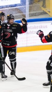 XXIIHFXX  ZUG, SWITZERLAND - JANUARY 14: Finland's head coach Mira Kuisma talks to her team in the first period against Canada during Bronze Medal Game action at the 2024 IIHF Ice Hockey U18 Women’s World Championship at Arena Zug on January 14, 2024 in Zug, Switzerland. (Photo by Andrea Cardin/IIHF) 
All Over Press