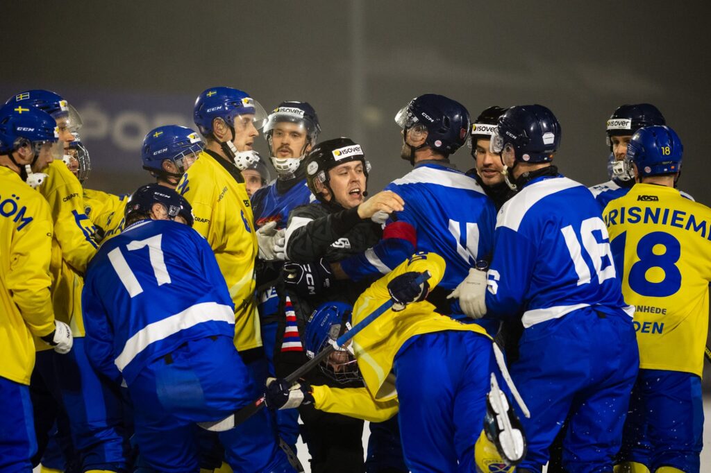 Jääpallon MM-finaali Suomi-Ruotsi