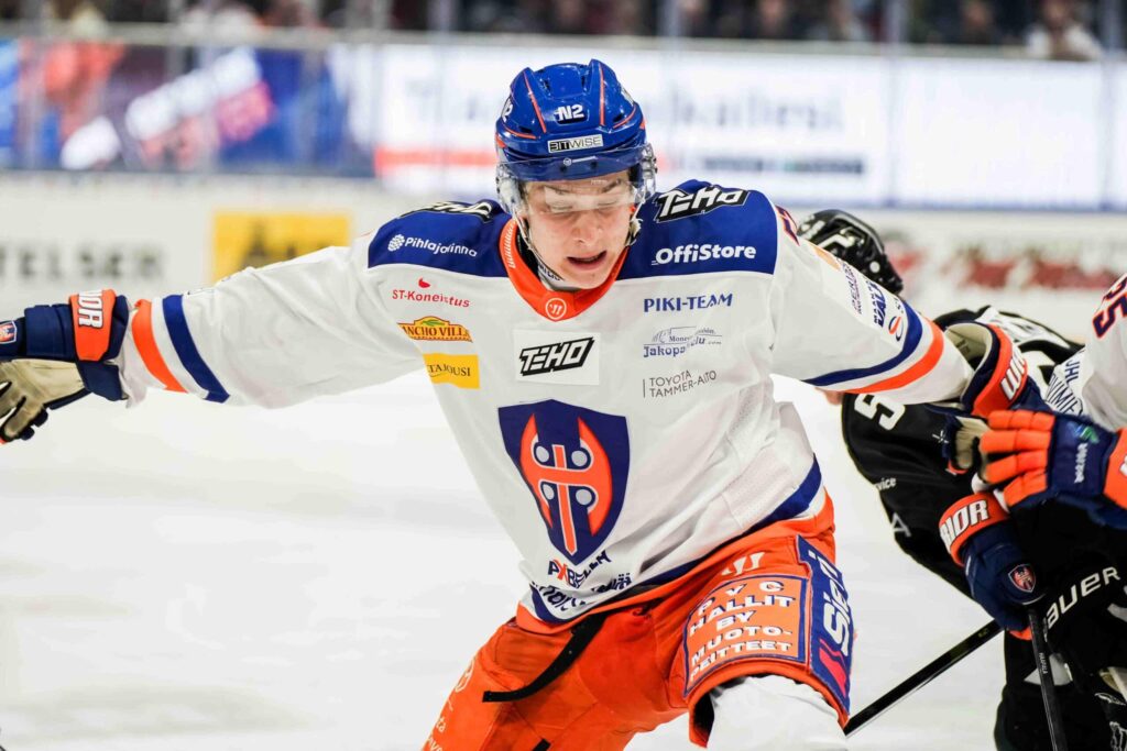 Tapparan Juho Piiparinen vääntötilanteessa