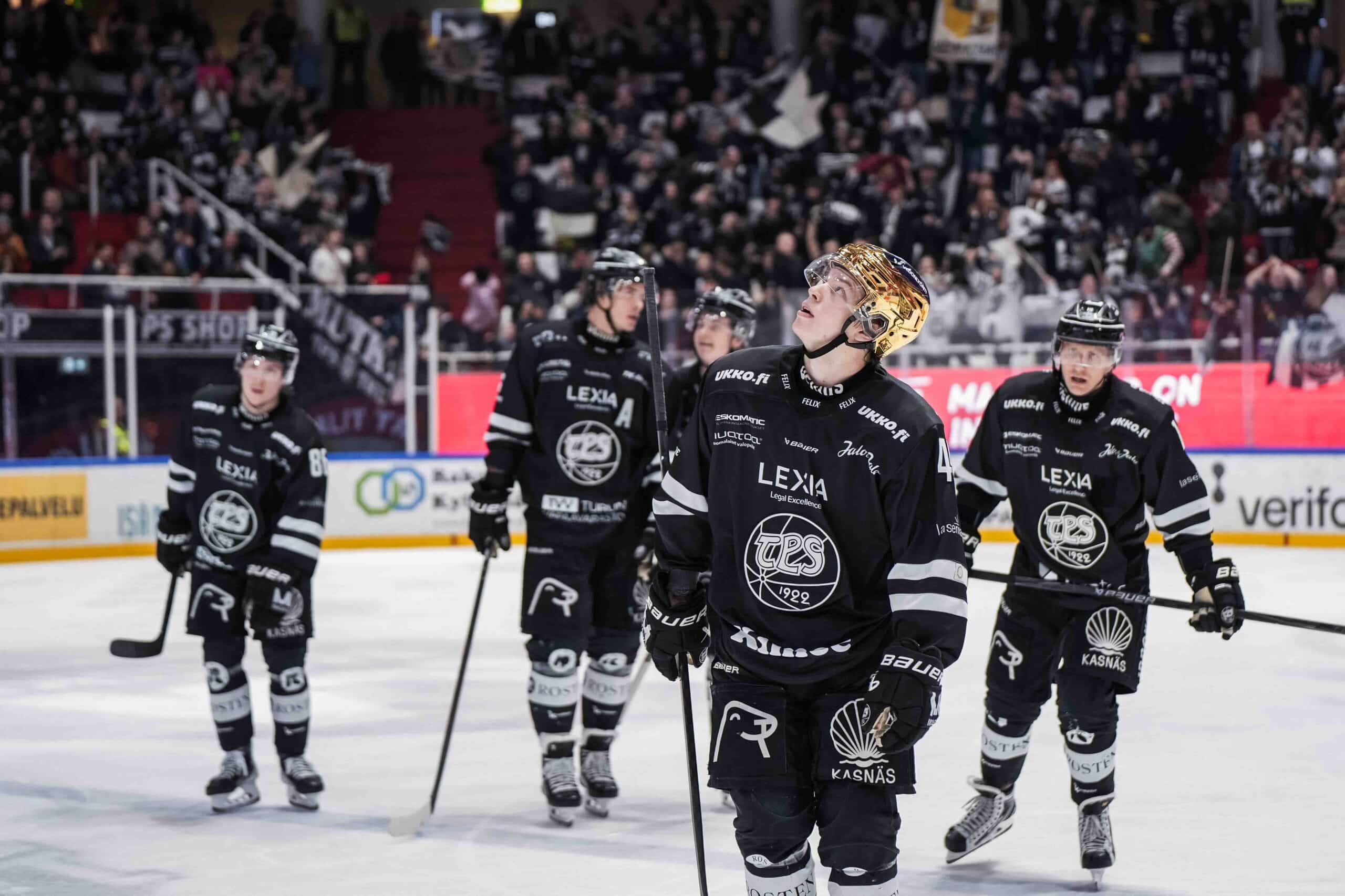 TPS:n ruotsalaistähti Lukas Wernblom juhlii maalia.