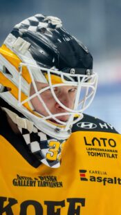 epa11588426 Jakob Ingebrigtsen of Norway competes on the last meters in the 1500m Men during the World Athletics Diamond League Weltklasse Zurich athletics meeting at the Letzigrund stadium in Zurich, Switzerland, 05 September 2024.  EPA-EFE/MICHAEL BUHOLZER