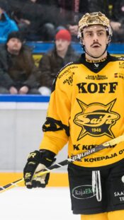 epa11223964 (L-R) Second placed Johanna Matintalo of Finland, winner Kerttu Niskanen of Finland and third placed Jonna Sundling of Sweden pose on the podium after the Women's Interval Start 10.0 km Classic race at the FIS Cross Country Skiing World Cup in Falun, Sweden, 16 March 2024.  EPA-EFE/Anders Wiklund SWEDEN OUT