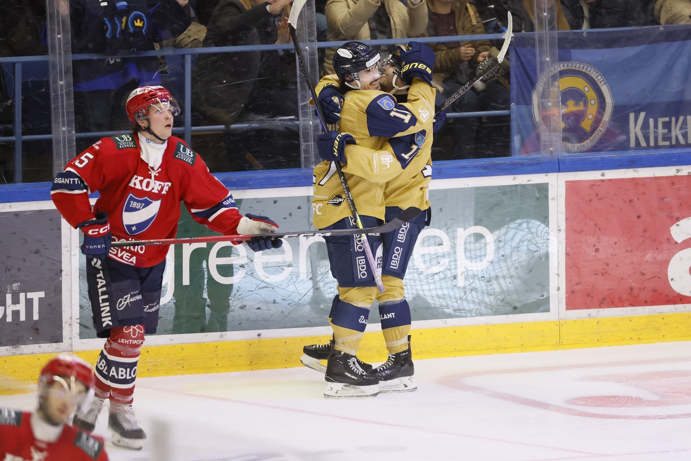 Kiekko-Espoo juhlii maalia ottelussa HIFK:ta vastaan helmikuussa 2026