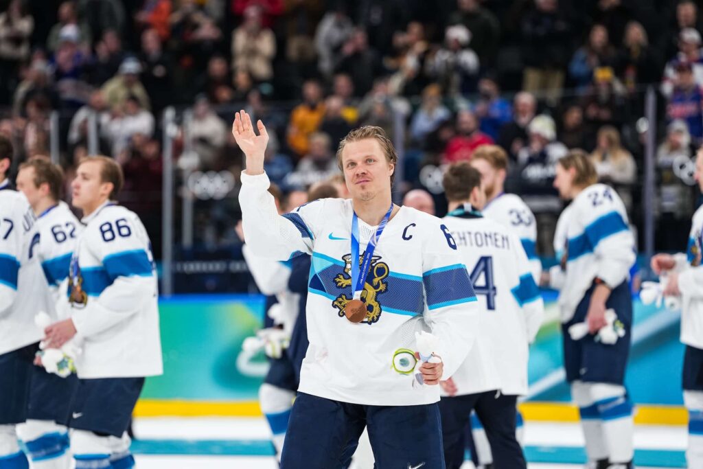 Mikael Granlund olympiapronssimitali kaulassa Milano Cortinan olympialaisten jälkeen helmikuussa 2026
