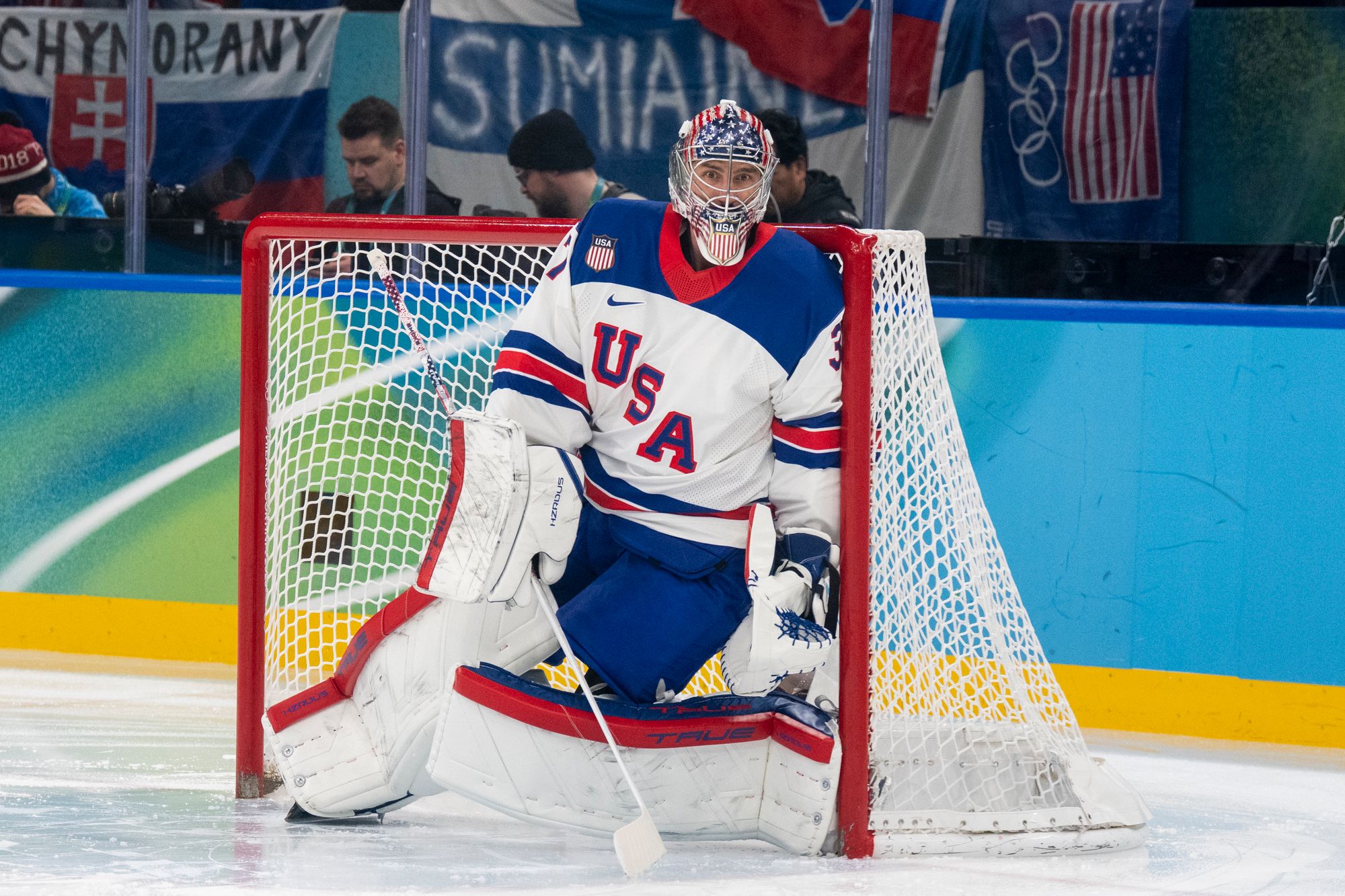 Winnipeg Jetsin maalivahti Connor Hellebuyck Yhdysvaltain maalilla Milanon olympialaisissa
