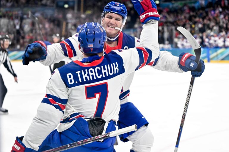 USA:n Brady ja Matthew Tkachuk juhlivat maalia olympialaisissa 2026