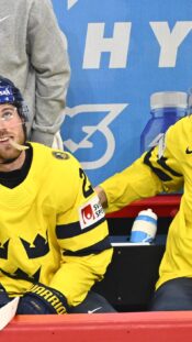 Sidney Crosby Ryan Miller Vancouver 2010