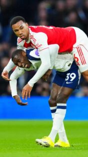 Kiekko-Espoo juhlii maalia ottelussa HIFK:ta vastaan helmikuussa 2026