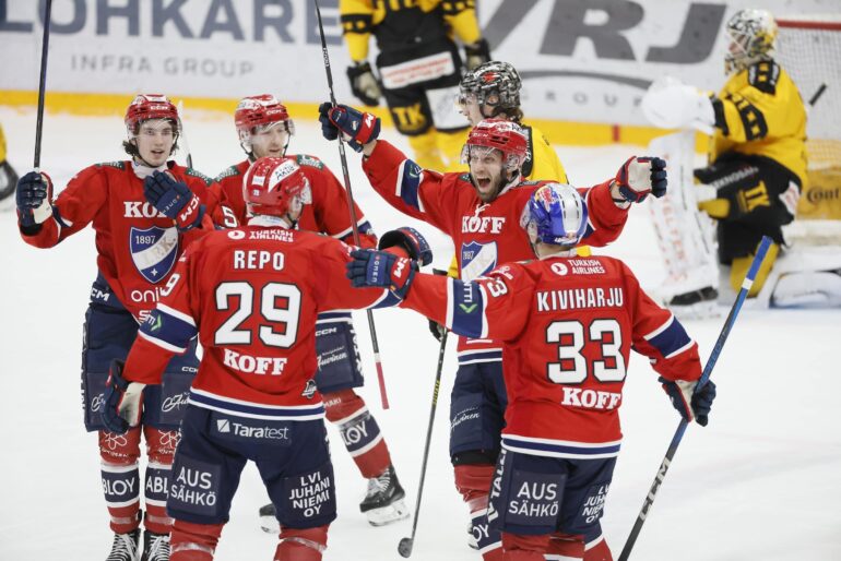HIFK juhlii maalia