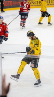 epa12601777 Piotr Parzyszek of KuPS Kuopio (L) celebrates scoring the 1-1 goal with Petteri Pennanen of KuPS Kuopio (R) during the UEFA Conference League match between Crystal Palace and KuPS, in London, Britain, 18 December 2025. EPA/Andy Rain