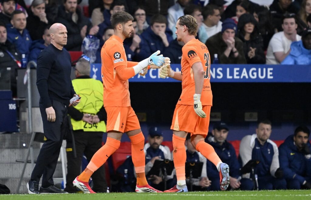 Antonin Kinsky (Tottenham) tulee vaihtoon kesken pelin Mestarien liigassa maaliskuussa 2026