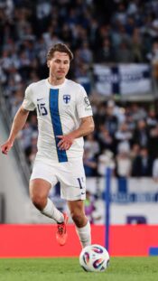 epa11528830 Armand Duplantis of Sweden celebrates winning the Men Pole Vault final of the Athletics competitions in the Paris 2024 Olympic Games, at the Stade de France stadium in Saint Denis, France, 05 August 2024.  EPA-EFE/MARTIN DIVISEK