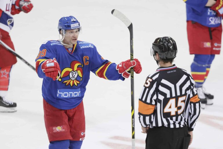 Niko Kapanen KHL:ssä Jokerien paidassa