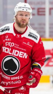 Sep 28, 2025; Saint Paul, Minnesota, USA;  Chicago Blackhawks forward Nick Foligno (17) follows the play against the Minnesota Wild during the third period at Xcel Energy Center. Mandatory Credit: Nick Wosika-Imagn Images