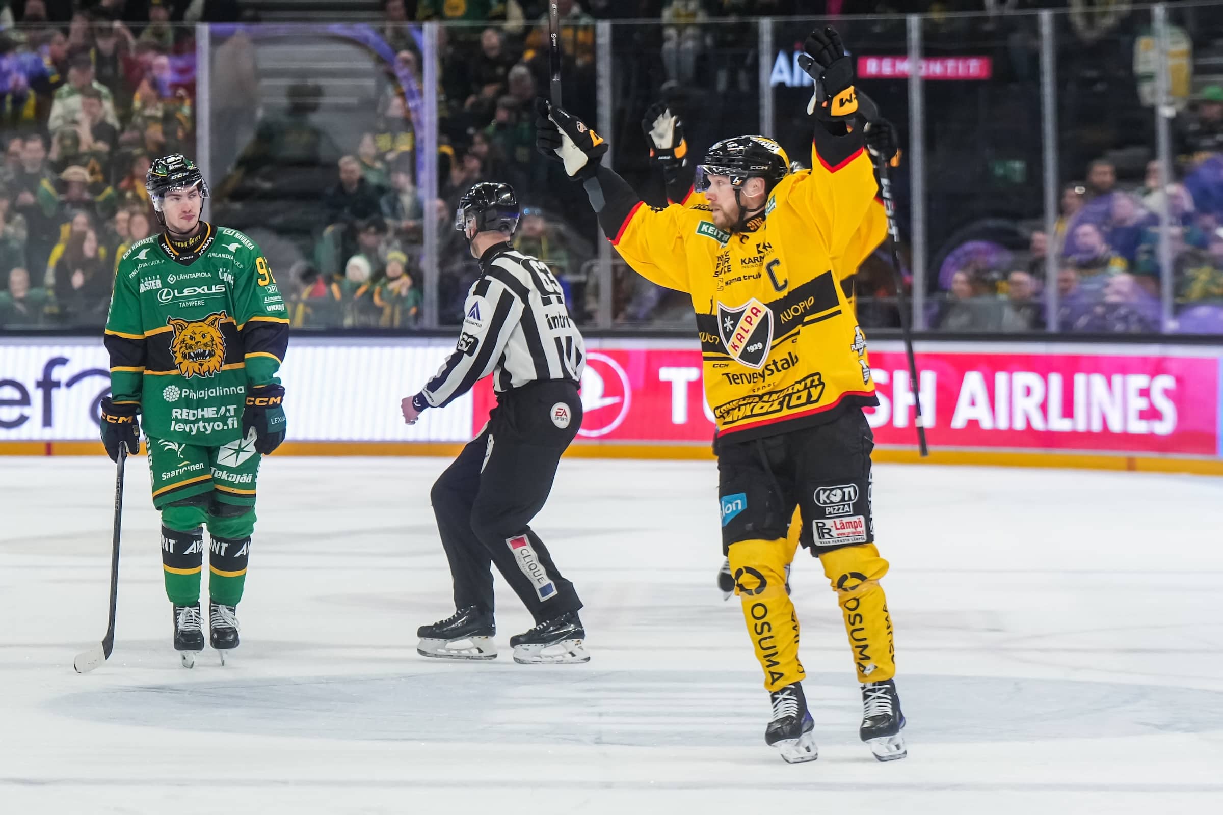 KalPan Jaakko Rissanen juhlii maalia Ilvestä vastaan SM-liigan pudotuspeleissä keväällä 2026
