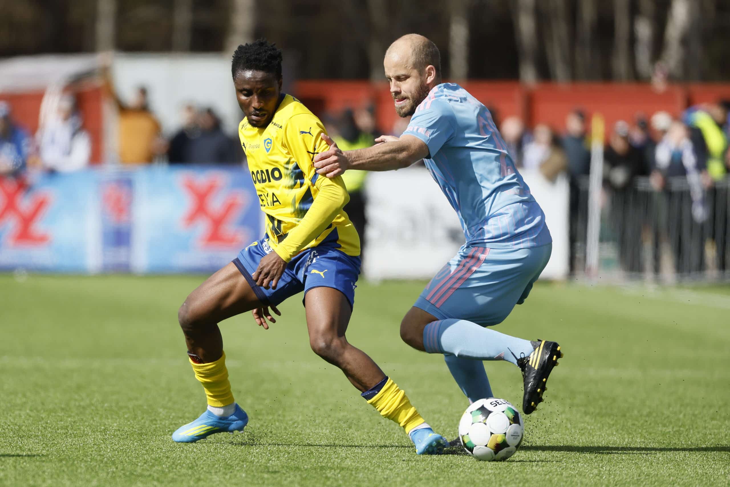 Edmund Arko-Mensah (Gnistan) ja Teemu Pukki (HJK)