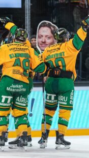 Niko Kapanen KHL:ssä Jokerien paidassa