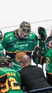 Ilveksen pelaajia aikalisällä viimeisessä välierässä Tapparaa vastaan keväällä 2026