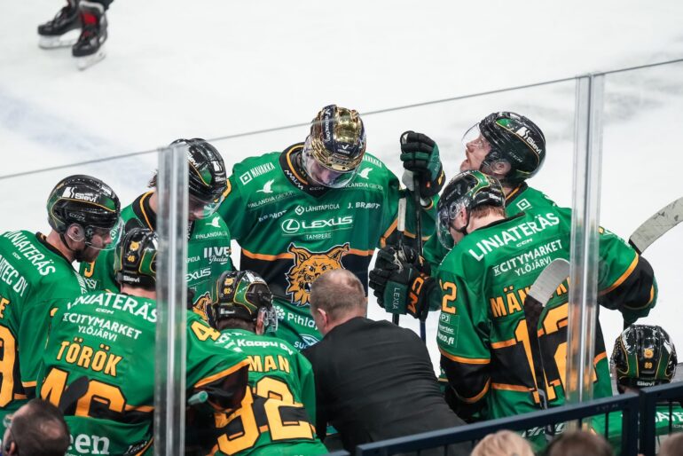 Ilveksen pelaajia aikalisällä viimeisessä välierässä Tapparaa vastaan keväällä 2026