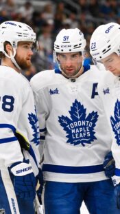 Toronto Maple Leafsin William Nylander, John Tavares ja Matthew Knies