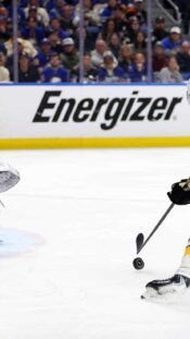 Ukko-Pekka Luukkonen (vas.), Buffalo Sabres, Viktor Arvidsson, Boston Bruins