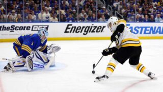 Ukko-Pekka Luukkonen (vas.), Buffalo Sabres, Viktor Arvidsson, Boston Bruins