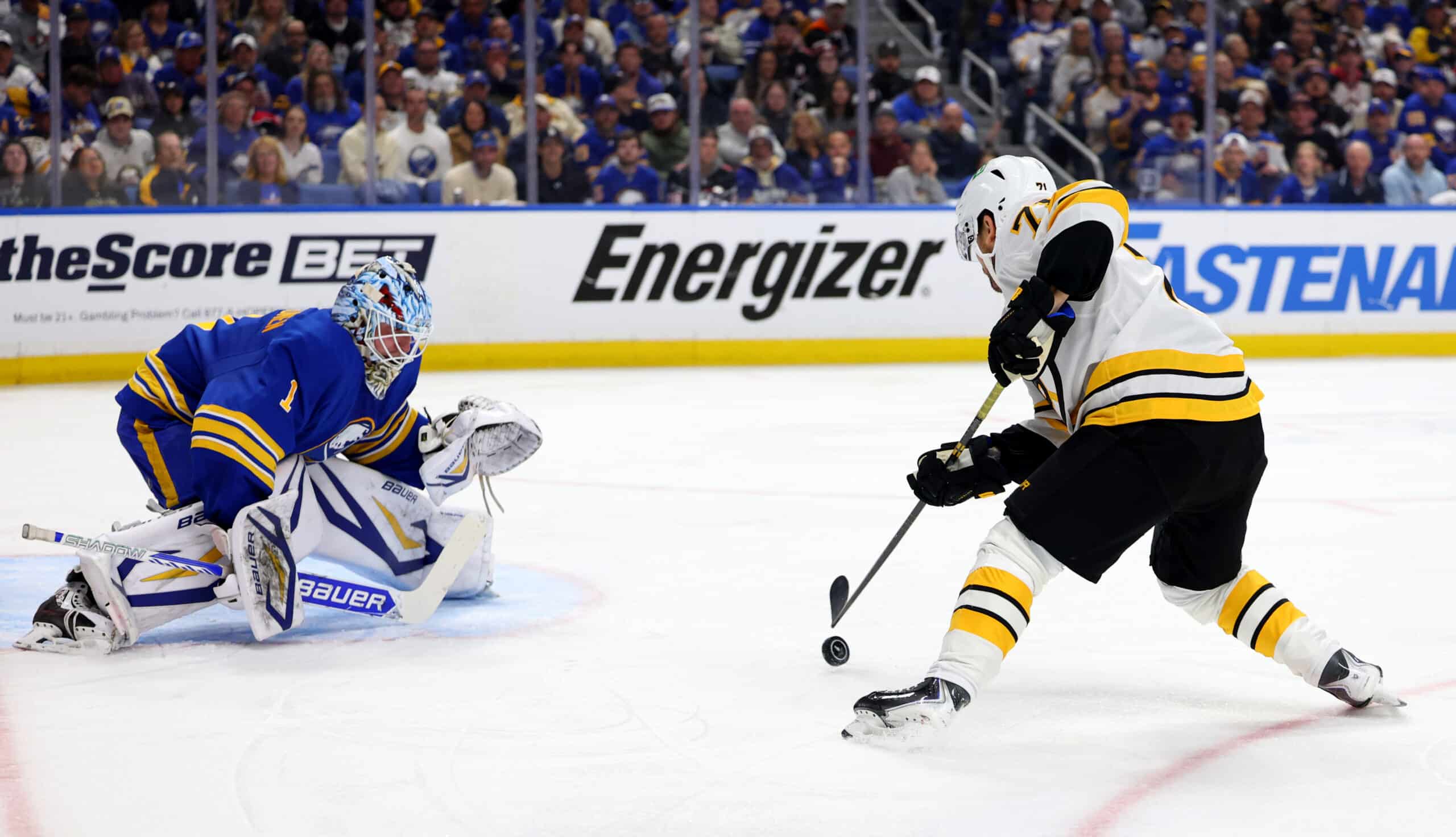 Ukko-Pekka Luukkonen (vas.), Buffalo Sabres, Viktor Arvidsson, Boston Bruins