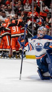 Anaheim Ducks juhlii maalia Edmonton Oilersia vastaan NHL:n pudotuspeleissä 2026