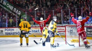 Ässät, Arttu Alasiurua ja Roope Talaja tuulettaa maalia