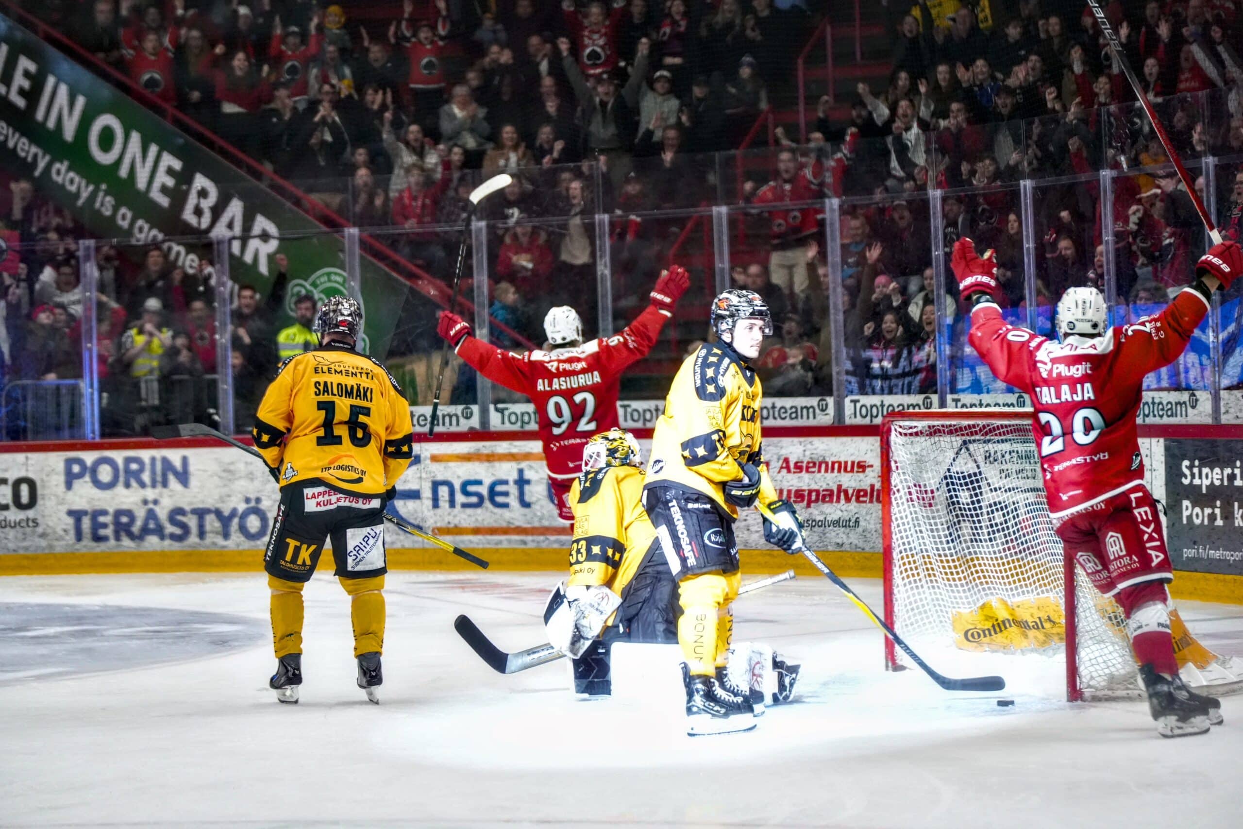 Ässät, Arttu Alasiurua ja Roope Talaja tuulettaa maalia
