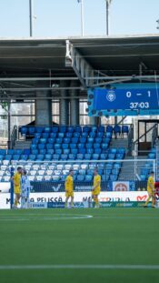 xxkeikkaxx 20251122 Espoo. Liiga ottelu K-Espoo vs Ilves. Kuvassa Tommi Niemelä, Tiia Mahkonen / All Over Press